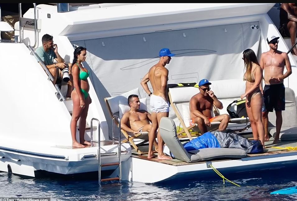 Ronaldo dhe Georgina fotografohen në jahtin luksoz, argëtohen me miqtë e tyre në Ibiza