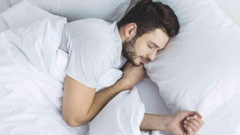 Pse është më mirë të flini në anën tuaj të majtë?