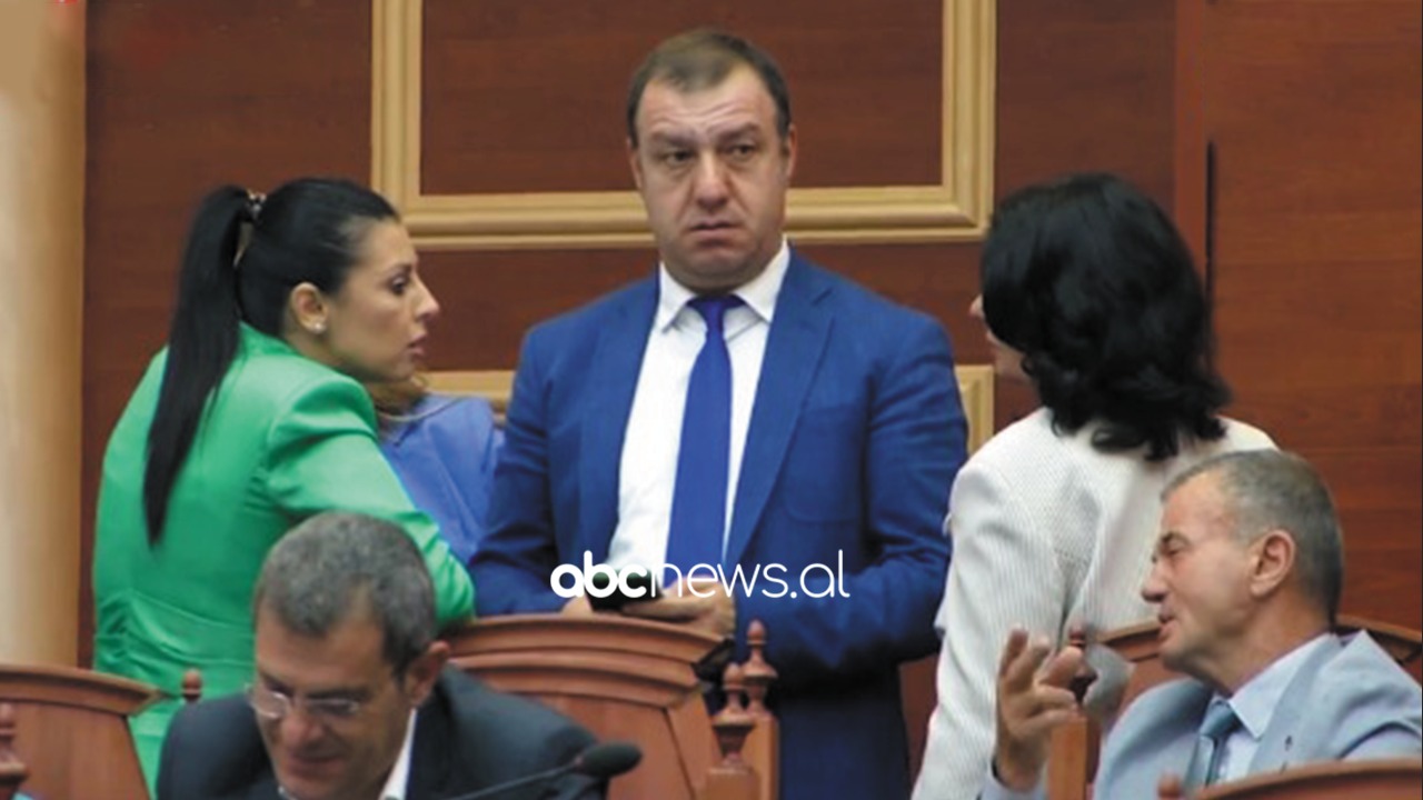 FOTO LAJM/ Muhabet për “shtatë palë qejfe”, socialistë dhe demokratë bëhen bashkë në fund të sallës së Kuvendit