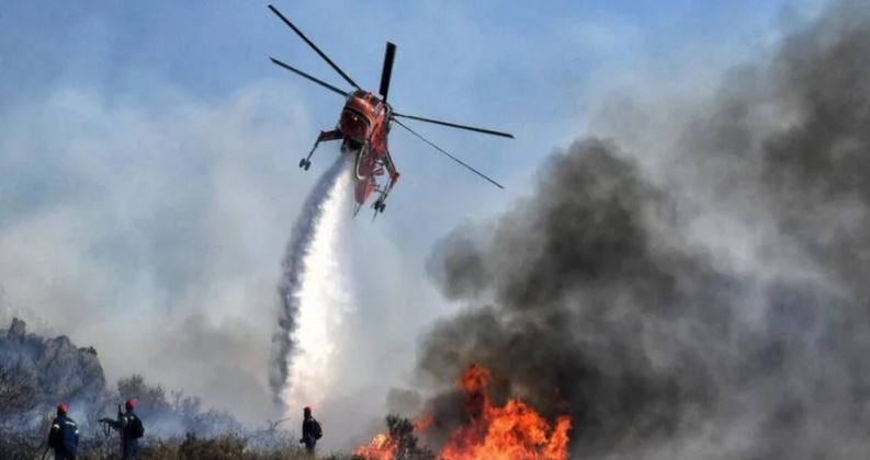 Zjarret alarmojnë Greqinë, dy helikopterë në betejë me flakët