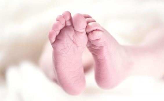 Nëna po flinte në të njëjtin krevat me beben 19 ditëshe, foshnja ndërron jetë në gjumë