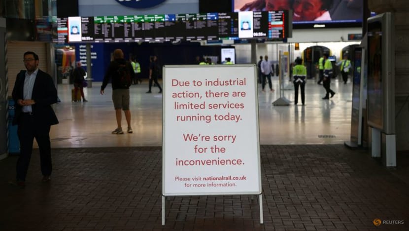 Punëtorët e hekurudhave “paralizojnë” Anglinë, greva më e madhe në 30 vjet