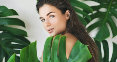 3 maska ​​për flokë të thatë që duhet t’i provoni gjatë verës