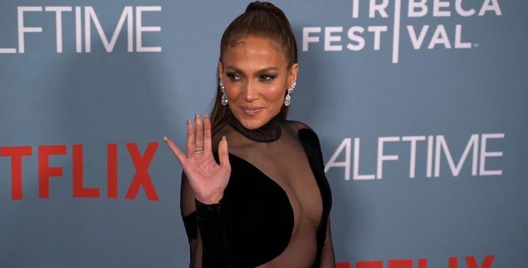 FOTO/ Jennifer Lopez shfaqet me një fustan transparent në premierën e dokumentarit të saj