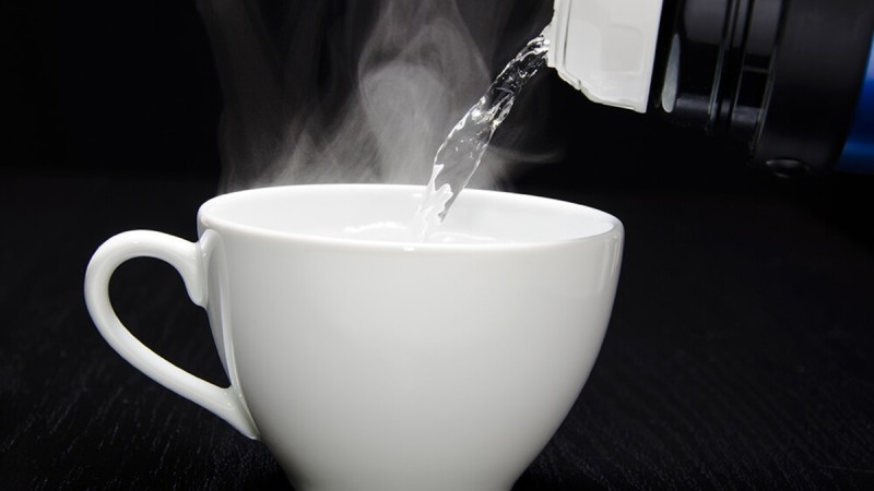Çfarë do të ndodhë me trupin tonë nëse në vend të kafesë fillojmë të pimë ujë të nxehtë