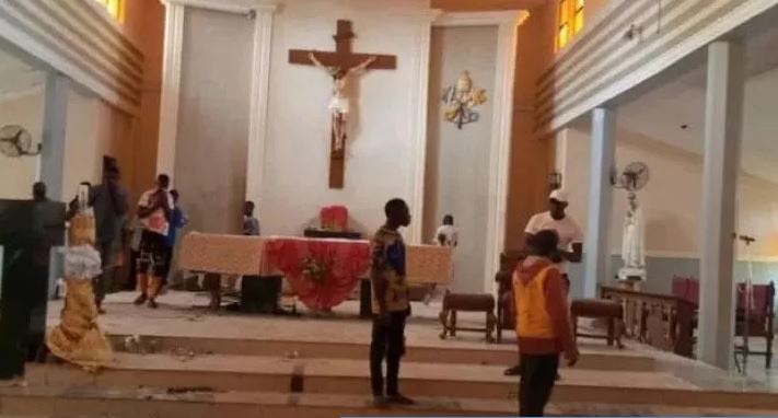 Përgjaket kisha katolike në Nigeri, të paktën 50 viktima nga sulmi terrorist