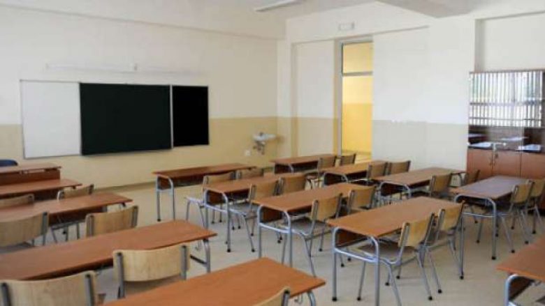 Gjenden dhjetëra automatikë dhe armë të ftohta  në shkollat e Kosovës