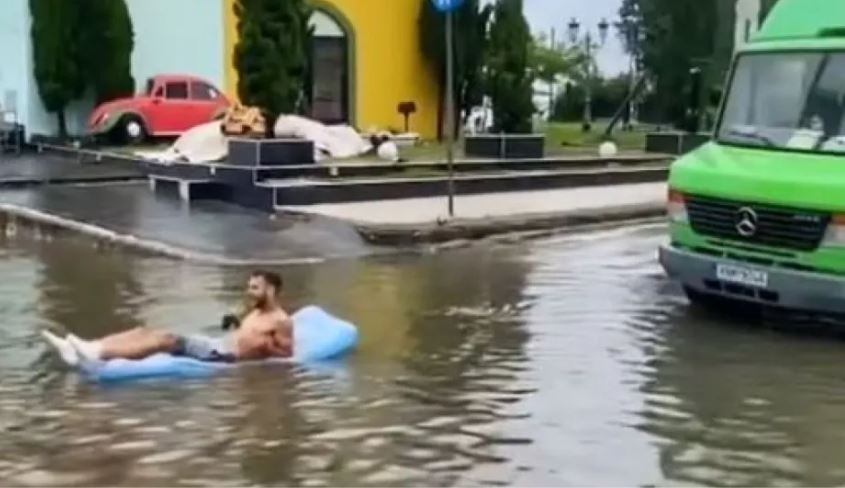 Përmbyten rrugët e Greqisë, habit i riu, lundron me kamerdare nëpër qytet