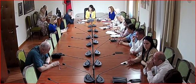 “Mos më trego diktaturën e proletariatit”, debat në Komisionin e Punës, Duma: Do bllokoj mbledhjen!