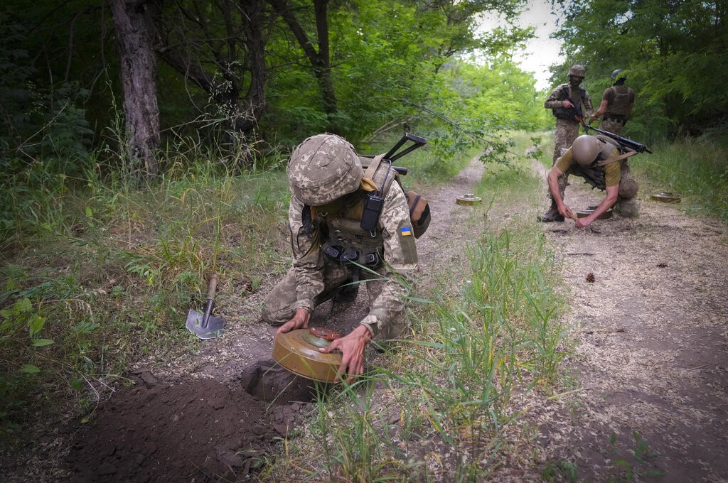 “Kurthi” për rusët, ushtarët ukrainas vendosin mina antitank