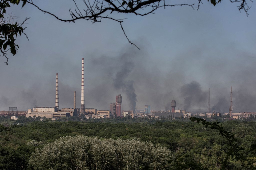 Rusia u bën thirrje ushtarëve ukrainas në fabrikën kimike “Azot” që të dorëzohen