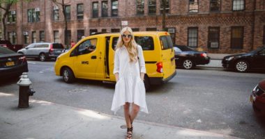 Tre fustane të bardhë që duhet të keni në valixhen e pushimeve