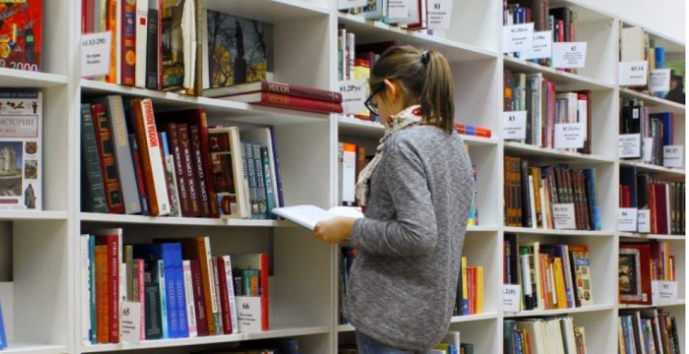 Fenomeni i çuditshëm, pse duam të shkojmë në tualet kur jemi në një librari?