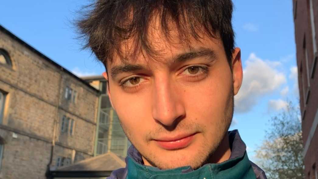 Vdiq tragjikisht gjatë pushimeve në Dhërmi, trupi i 21-vjeçarit anglez ende në Shqipëri, prekin miqtë: Humbje e madhe