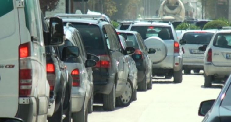 Fluks makinash në autostradën Durrës-Tiranë, Policia tregon rrugët alternative për të shmangur trafikun e rënduar