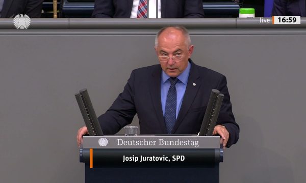 Deputeti gjerman ia përsërit Vuçiçit: S’mund të ulesh në dy karrige