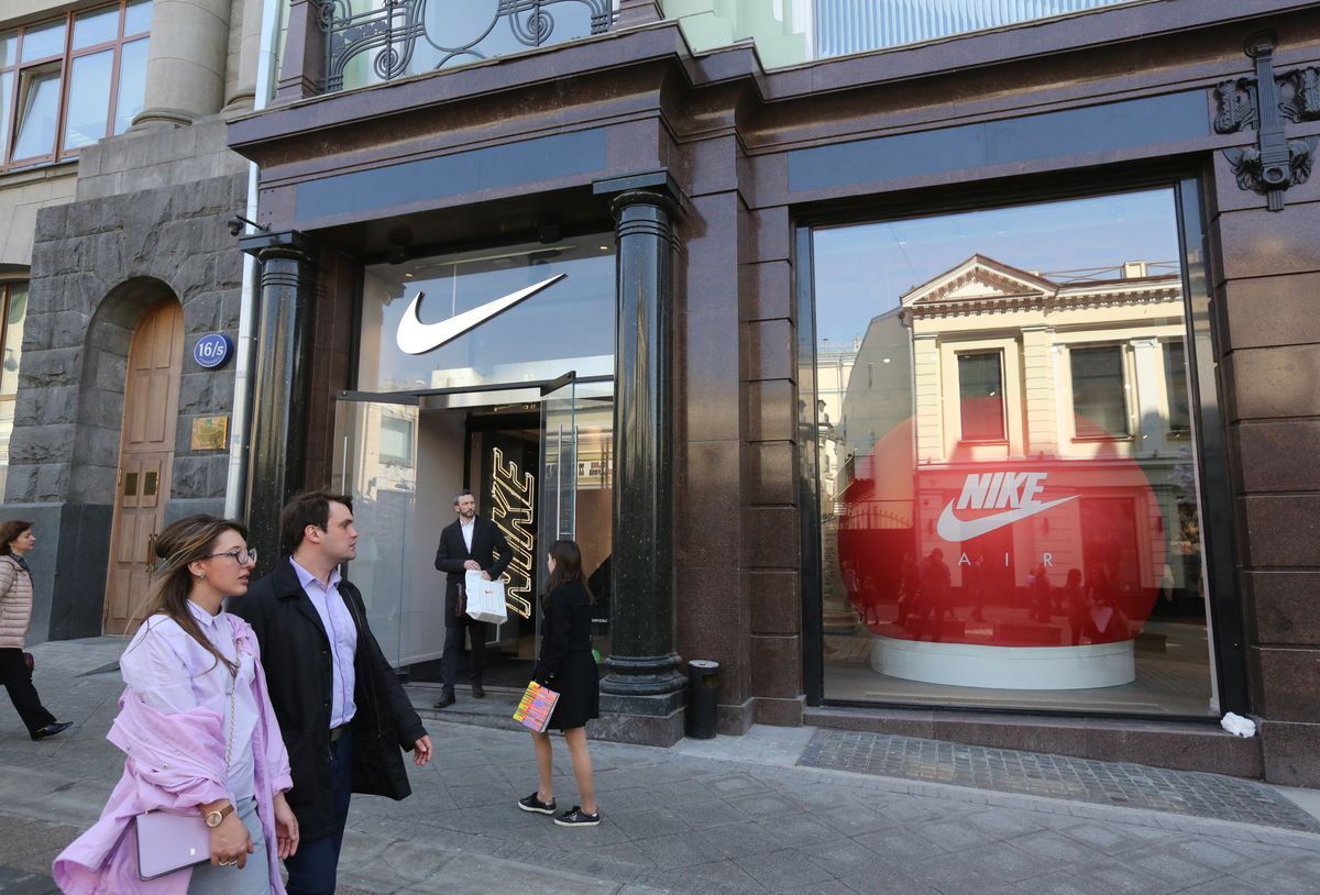 “Nike” largohet nga Rusia, aktiviteti reduktohet muajt e ardhshëm