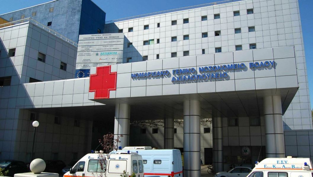 Artisti grek i jep fund jetës, hidhet nga ballkoni me kryq në dorë