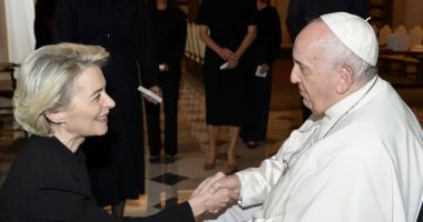 Papa Françesku pret presidenten e KE në Vatikan në karrige me rrota