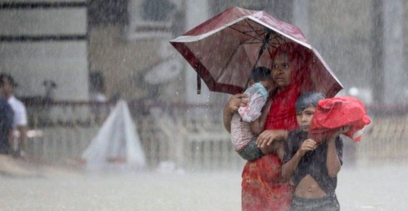 Dhjetëra të vrarë dhe miliona njerëz të bllokuar nga përmbytjet në Indi dhe Bangladesh