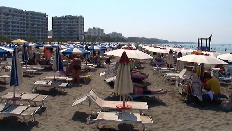 Sezon i ri avaz i vjetër: Nisin konfliktet për shezlongët, tre të proceduar në Durrës