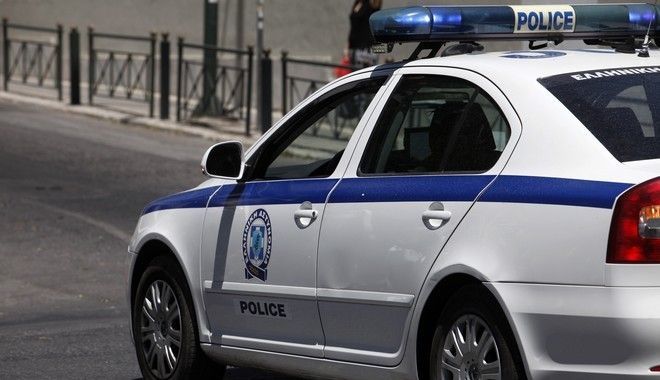 Po shqetësonin fqinjët, shqiptarët sulmojnë me grushte e me gurë policët në Greqi, në pranga babë e bir