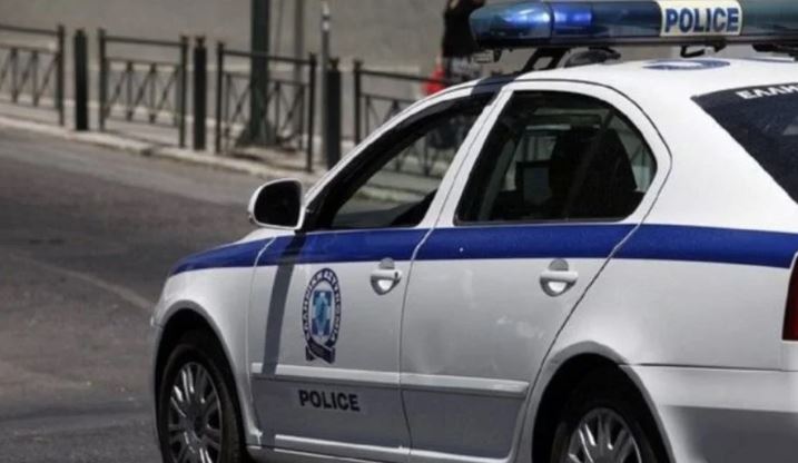 Arrestohen nënë e bir në Greqi, çfarë po shisnin në rrugicat e Athinës