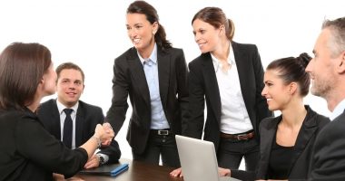 Flirtimi në punë? Shenjat e Horoskopit që nuk humbasin rast t’i afrohen tjetrit në mënyrë erotike