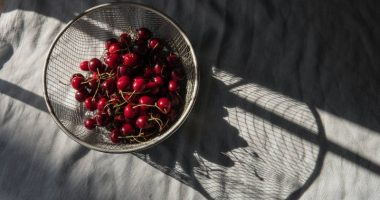 Ja si të hiqni njollat ​​nga frutat e kuqe si qershia dhe luleshtrydhet