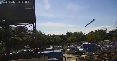 VIDEO/ Momenti i frikshëm kur raketa ruse godet qendrën tregtare, pamjet që “rrëzojnë” Kremlinin