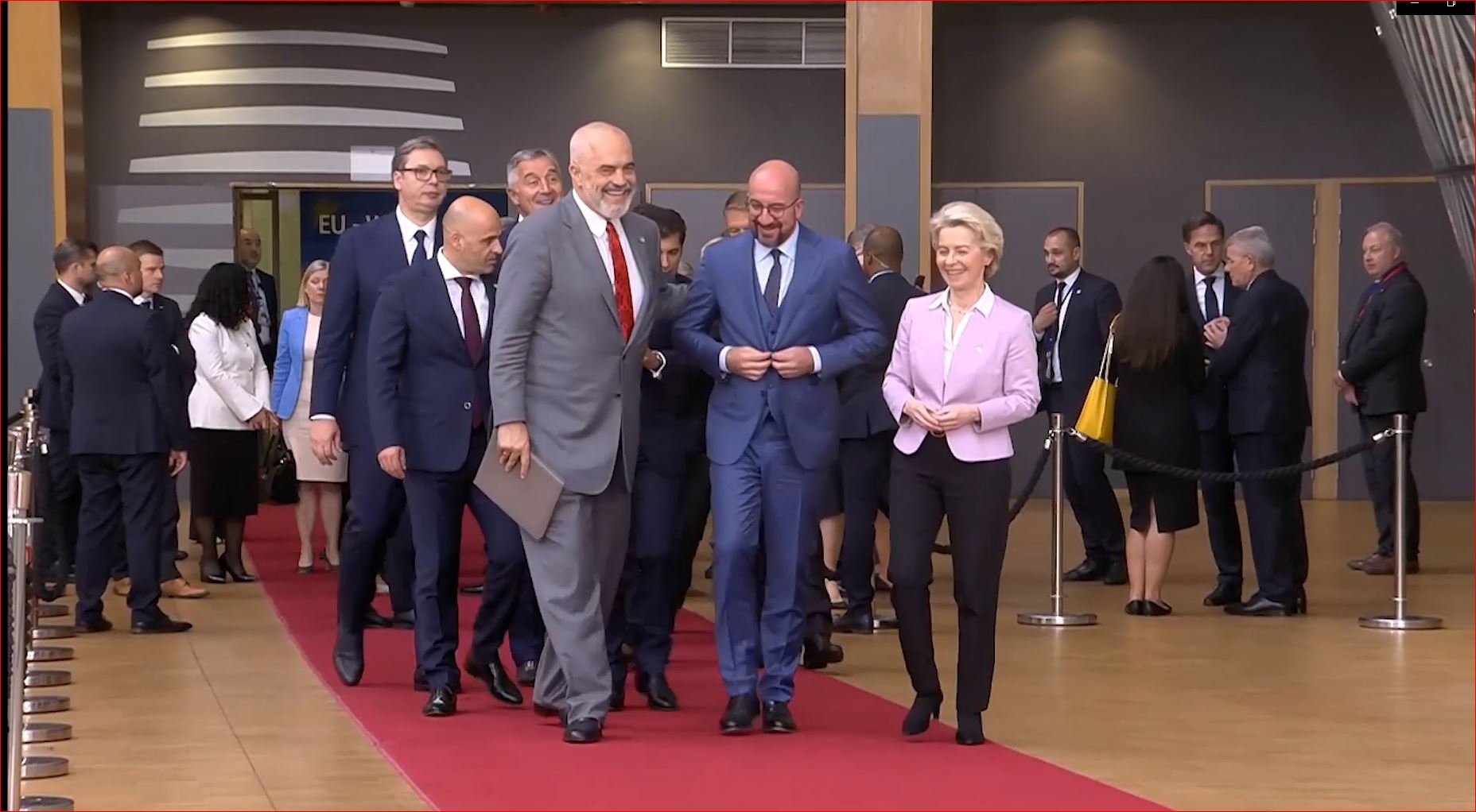 VIDEO/ Rama “shkrin” së qeshuri Michel dhe Von der Leyen pas Samitit