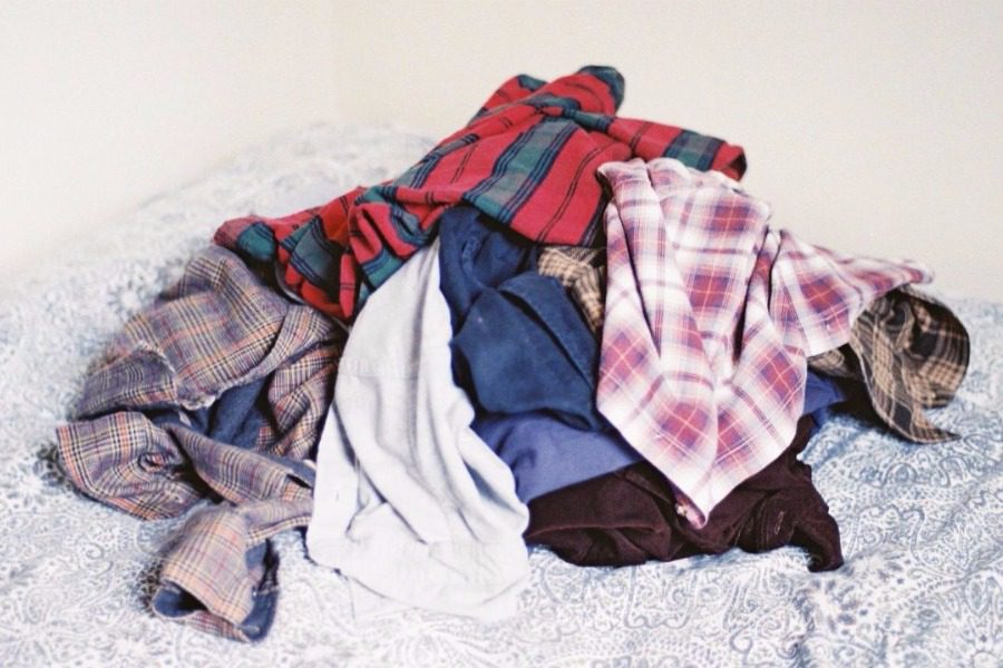 Pse nuk duhet të lëmë rrobat e palara për shumë ditë në një dhomë?
