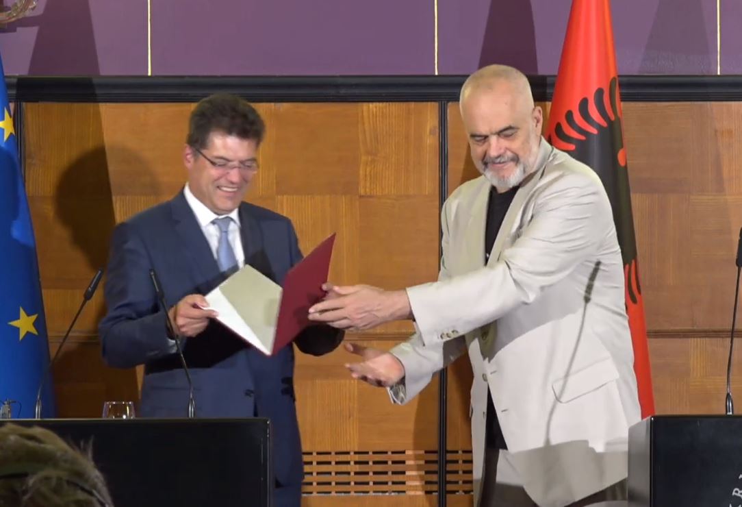 Rama i dorëzon komisionerit të BE kërkesën për të bërë pjesë e mekanizmit për Mbrojtjen Civile