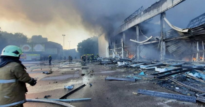 Bilanci tragjik nga sulmi rus në qendrën tregtare në Ukrainë, 10 viktima, mbi 40 të lënduar