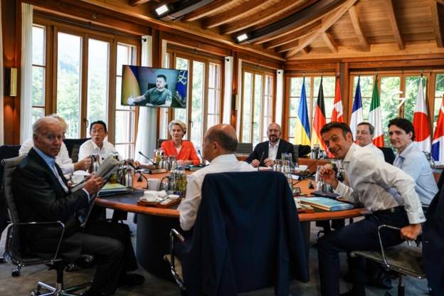 Me xhaketat e hequra dhe të buzëqeshur, liderët e G7 presin fjalimin nga Zelensky