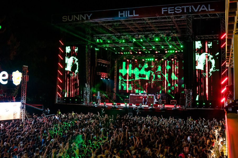 Shuhen përplasjet, festivali “Sunny Hill” i Dua Lipas mbetet në Prishtinë, por mbahet edhe në Tiranë