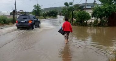 Shiu përmbyt Kuçovën, qyteti nën “pushtetin” e ujit dhe pa drita
