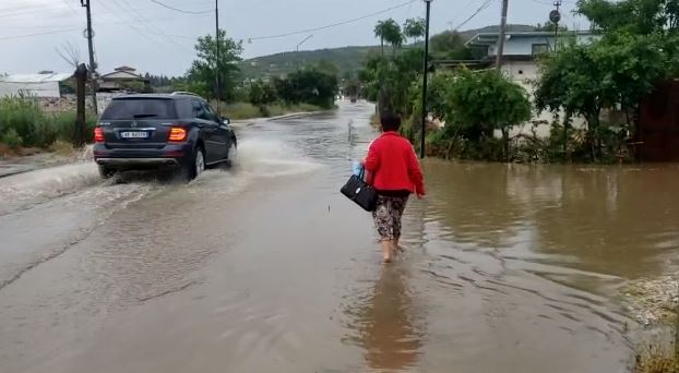 Shiu përmbyt Kuçovën, qyteti nën “pushtetin” e ujit dhe pa drita
