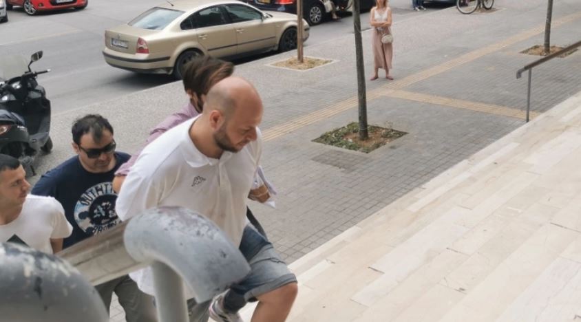 VIDEO/ I prangosur me kokën poshtë, ky është shqiptari që qëlloi me armë zjarri para fëmijëve në Selanik