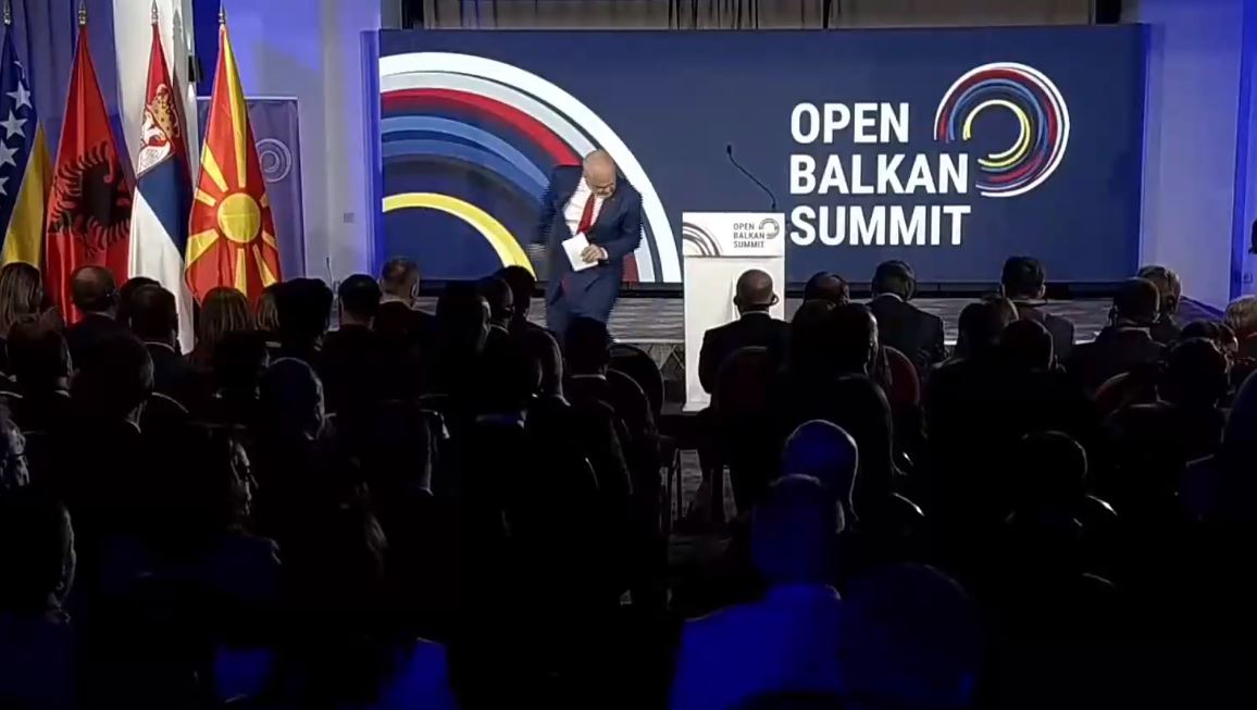 VIDEO/ Momenti i sikletshëm, Rama pengohet te shkallët në samitin e Ballkanit të Hapur