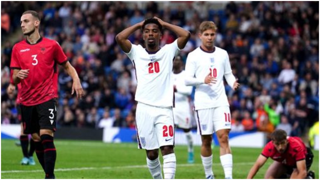Anglia nuk fal Shpresat, djemtë e Bushit pësojnë 3 gola dhe mbeten të parafundit