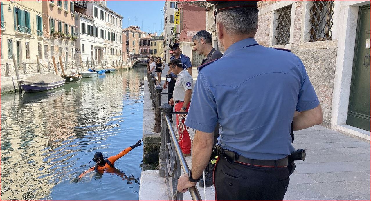Përleshje me thikë në Venezia mes 3 shqiptarëve, njëri tentoi “të arratisej” duke u hedhur në kanal