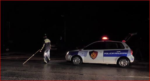 Makina përplas të miturin në Vlorë, shoferi e braktis në rrugë