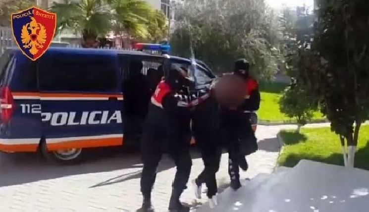 Dhunonte gruan dhe djalin e mitur, arrestohet 46-vjeçari në Tiranë: Në banesë policia i gjeti “të bardhë”