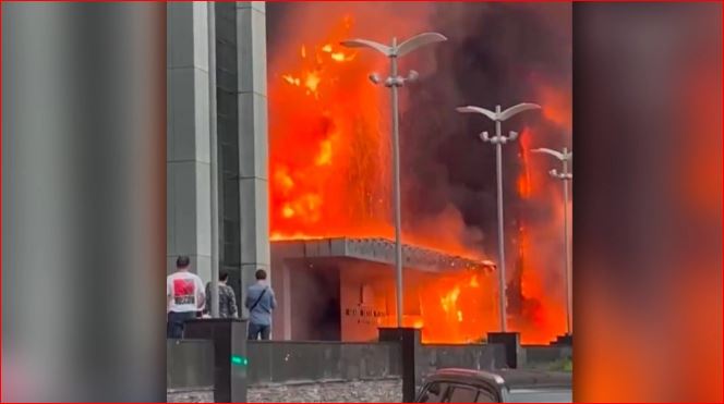 VIDEO/ Zjarr i madh në qendrën e bizneseve në Moskë, evakuohen 120 persona