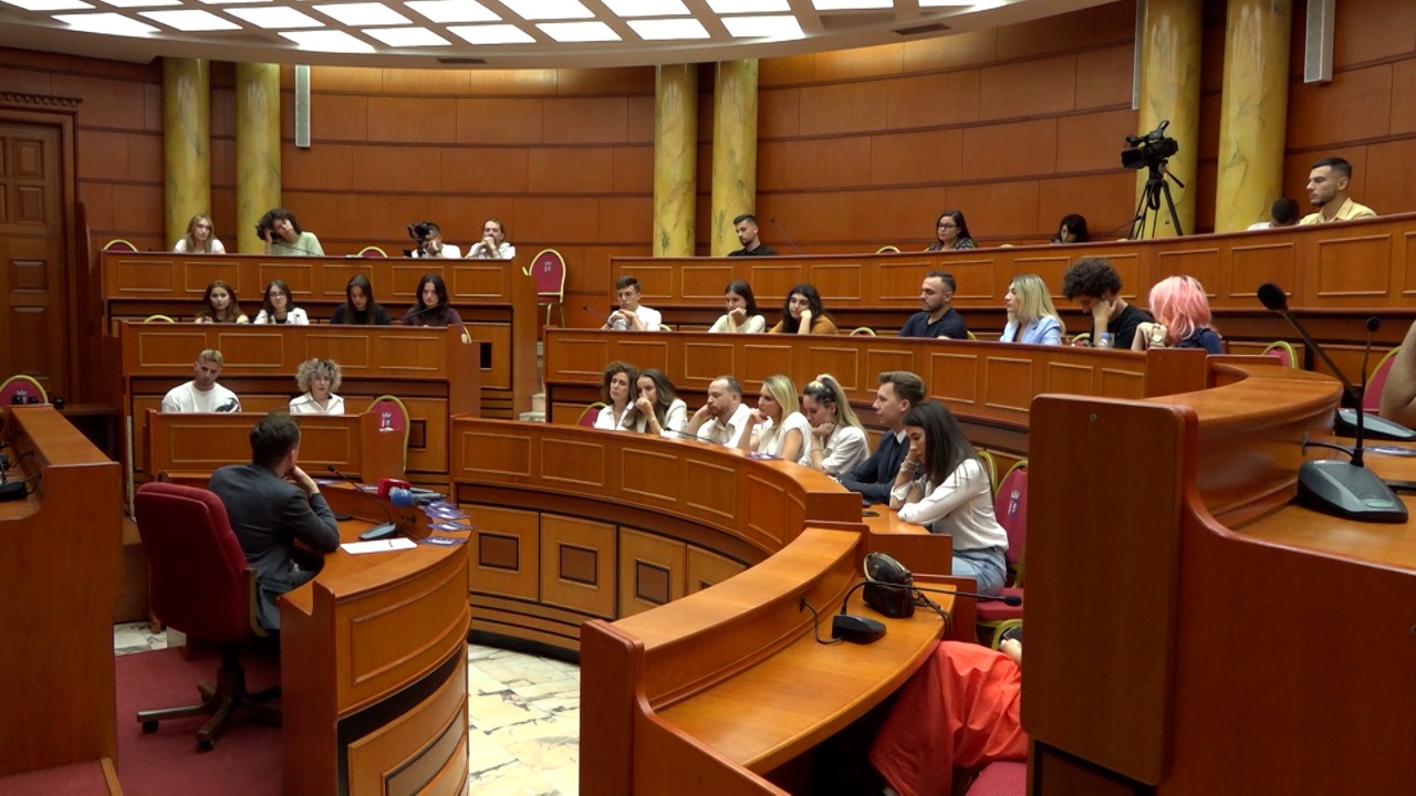 Roli i të rinjve në politikë, Ahmetoviç: Mos ndaloni të bëni atë që dëshironi