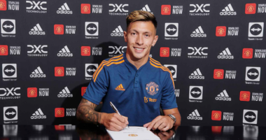 Zyrtare/ Prezantohet mbrojtësi i preferuar i Ten Hag, Martinez firmos për 5 vite me United