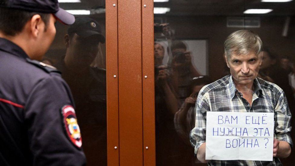 Kritikoi luftën Rusi-Ukrainë, dënohet me 7 vite burg politikani rus