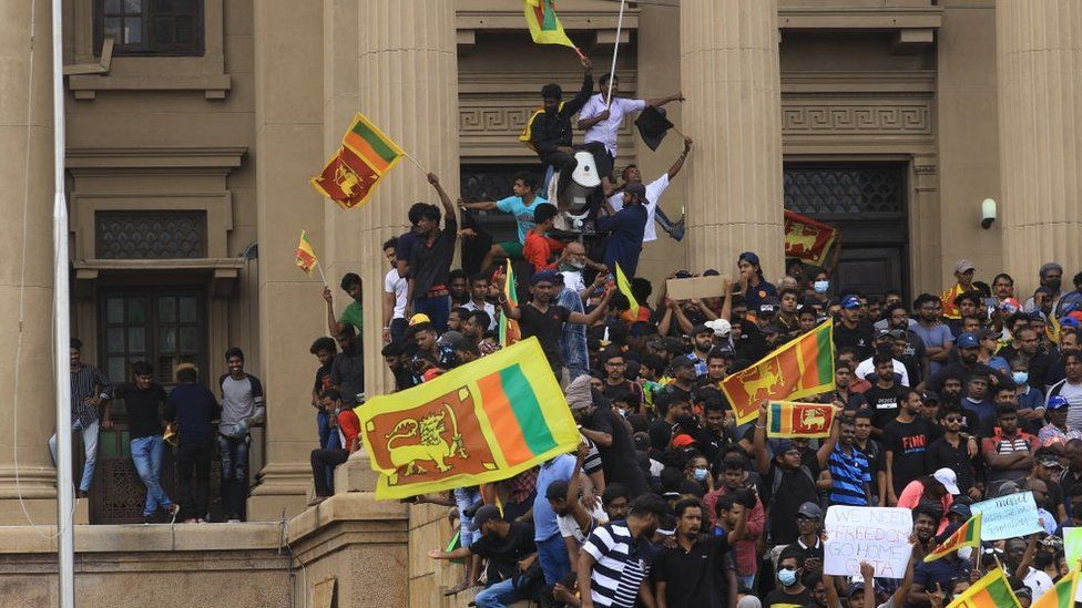 Nuk besojnë deklaratën për dorëheqje, protestuesit vazhdojnë të qëndrojnë në pallatin presidencial në Sri Lanka