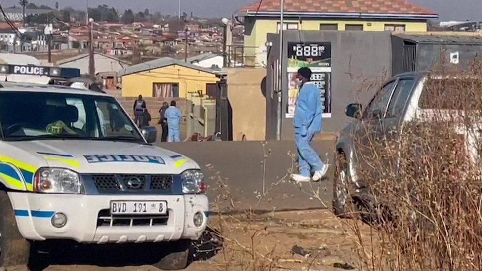 Sulm me armë në një lokal, 15 të vrarë në Afrikën e Jugut